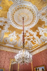 Il secondo salone della regina nel Palazzo Reale di Napoli, in Italia