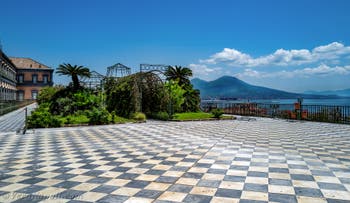 Il giardino-terrazza sospeso del Belvedere del Palazzo Reale di Napoli