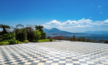 Il giardino-terrazza sospeso del Belvedere del Palazzo Reale di Napoli