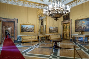 Il terzo salone della regina nel Palazzo Reale di Napoli, in Italia