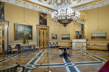 Il terzo salone della regina nel Palazzo Reale di Napoli, in Italia