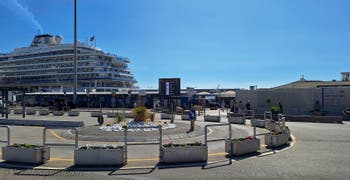 Il porto Beverello di Napoli per gli aliscafi diretti alle isole di Capri, Ischia e Procida