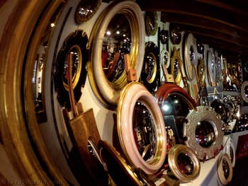 Specchi delle streghe o specchi dei banchieri, specchi convessi presentati alla Canestrelli di Venezia